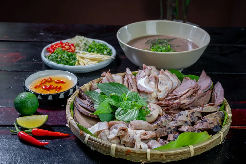 Đội ngũ bếp và phục vụ