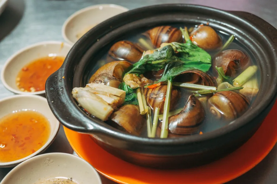 Đội ngũ bếp và phục vụ